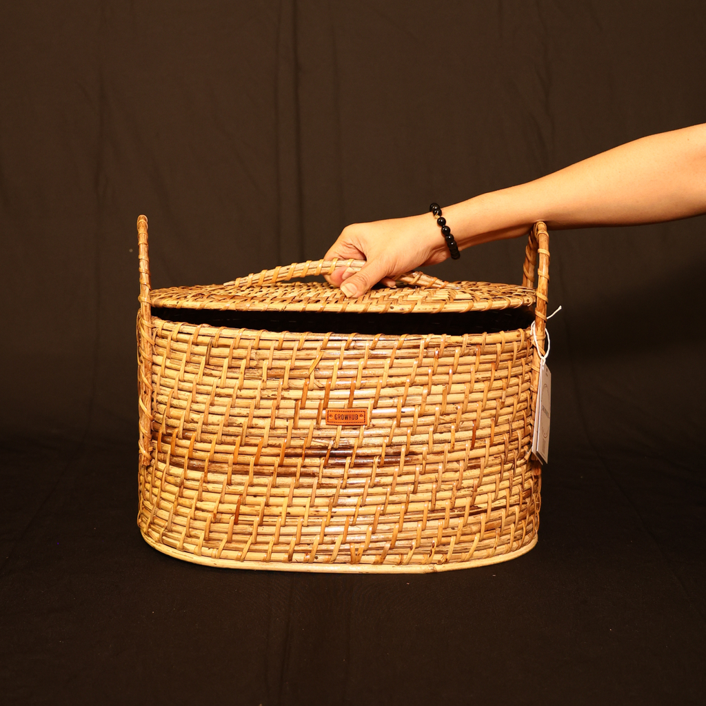 WOVEN RATTAN PICNIC BASKET