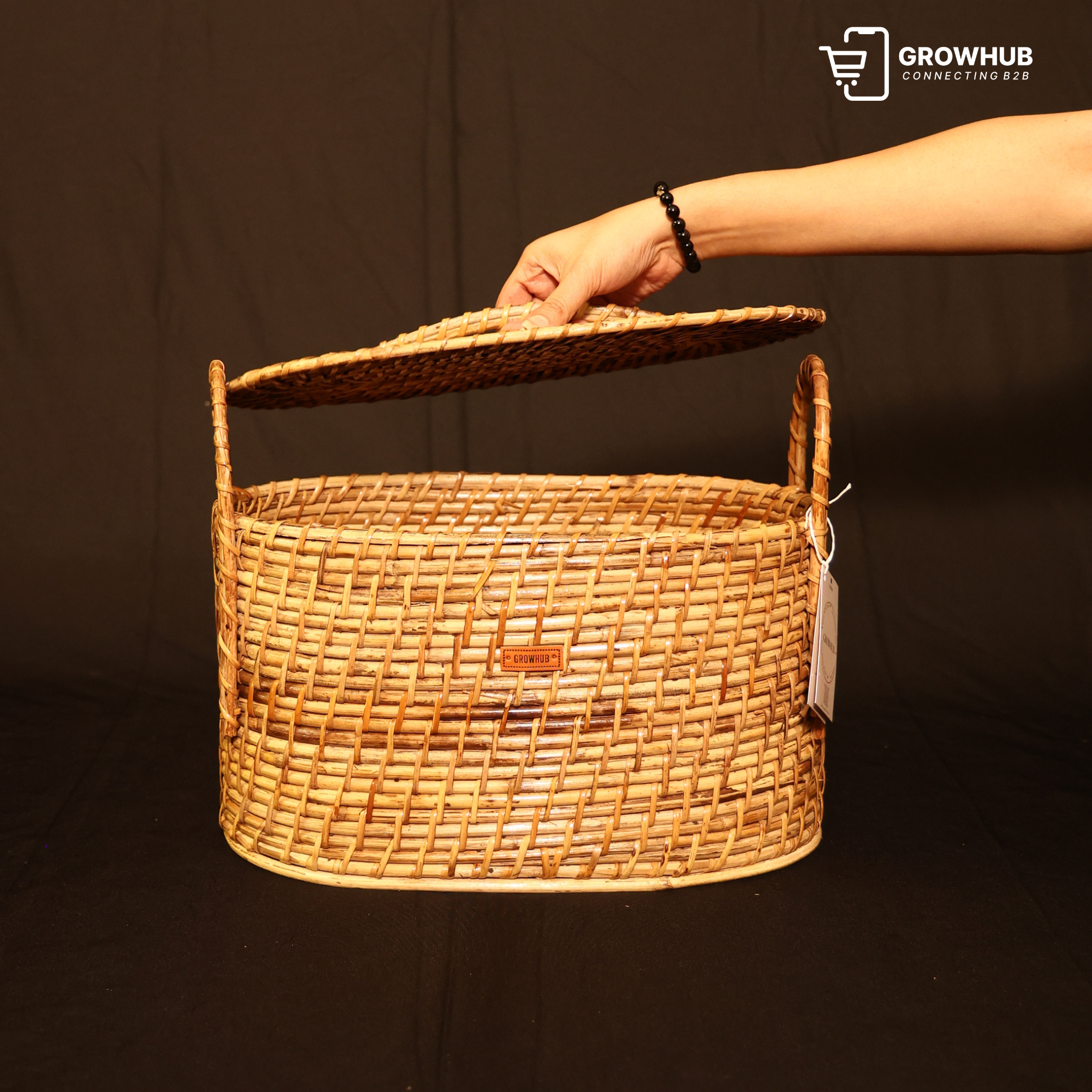 WOVEN RATTAN PICNIC BASKET